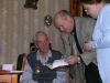 Бывший ГВС в Анголе  г-п К. Курочкин знакомится с  документами СВА, май 2007 г.