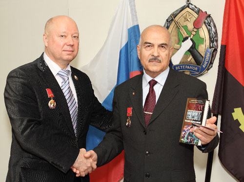 Камиль Моллаев и Сергей Коломнин встретились спустя 32 года в Резиденции Союза ветеранов Анголы в Москве. Январь 2012 г.