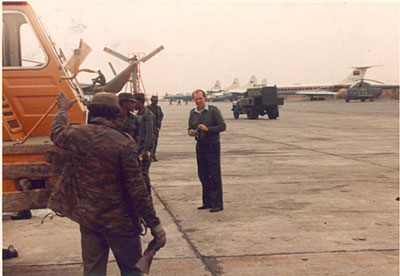 Летное поле базы ВВС в Луанде. На переднем плане автор материала. 1980 г.