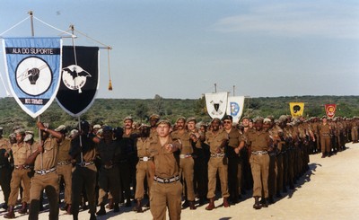 На строевом смотре в Помфрете, ЮАР, 1991 год. 32-батальон – единственное подразделение Сил обороны Южной Африки, имеющее штандарты на ротном уровне. Copyright© Jim Hooper