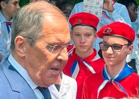 Лавров посетил школу при посольстве России в Анголе