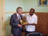 Вручение памятного подарка  СВА кубинским ветеранам Анголы