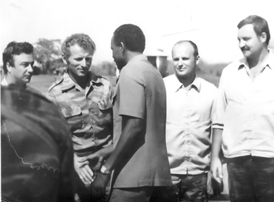 Президент  Ж.Э. душ Сантуш благодарит советского вертолетчика Михаила Сахарова за работу в Анголе